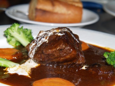 ３日間かけて仕上げる、ホホ肉の赤ワイン煮
