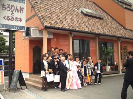 ウェディングパーティーの後、店の外での記念撮影