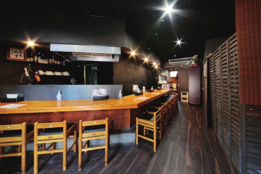 カウンター席と、奥にテーブル席もございます。お昼のピーク時も、ご遠慮無くご来店ください。