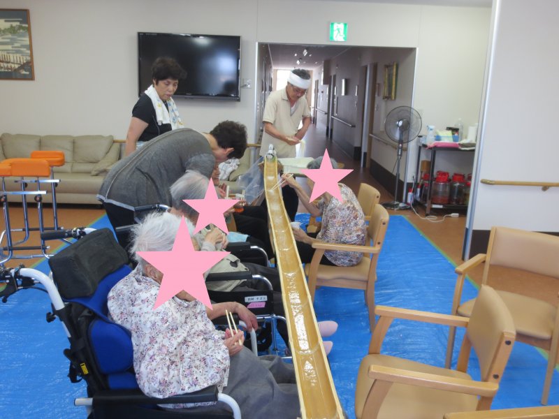 ８月　そうめん流し。みんなたくさん食べられます。