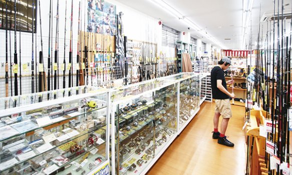 広々とした店内には、種類豊富なつり具がずらりと並んでいます。