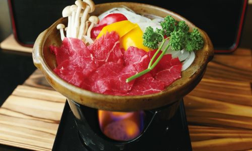 新鮮な馬肉で愉しむ陶板焼きは、そのまま生で味わう事も！