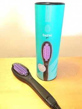 ストレートヒートブラシです！スイッチ入れてとくだけで簡単ナチュラルストレートに！