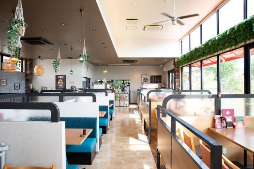 全面窓の開放的な店内