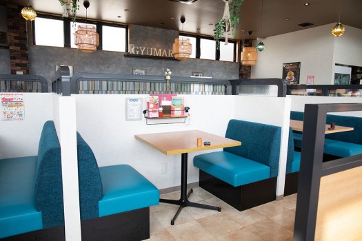 2名掛けのテーブル席もございます