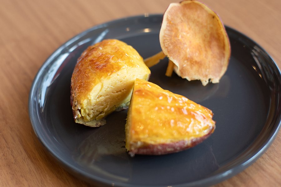 さつまいもを贅沢に半分使用し、じっくり焼き上げたぎゅう丸の名物デザート「すいーとぽてと」レギュラー600円