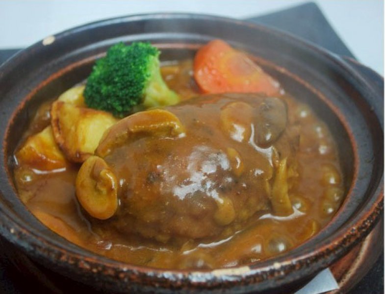 飯塚店で大人気！オリジナルのデミグラスソースにキノコの旨味をプラスした煮込みハンバーグ【150g】1580