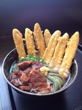一番人気！！よもぎ牛すじ肉ごぼう天うどん
