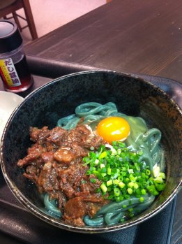 よもぎ牛すじ肉釜玉うどん