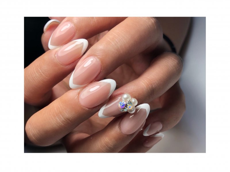 フレンチネイル¥6,000~ベースカラー+¥1,000/ビジュー¥500/