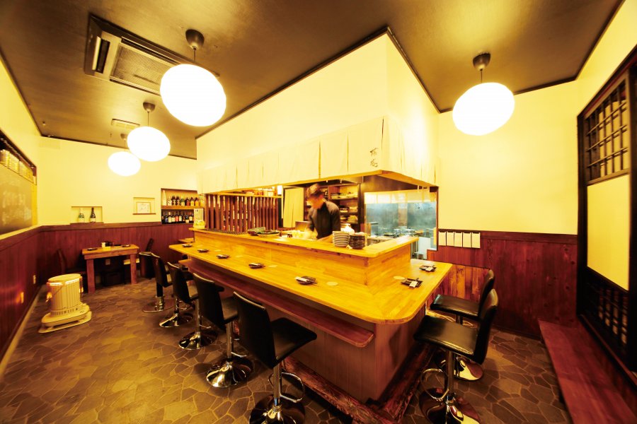 ライブ感たっぷりに調理人が腕をふるうカウンター席