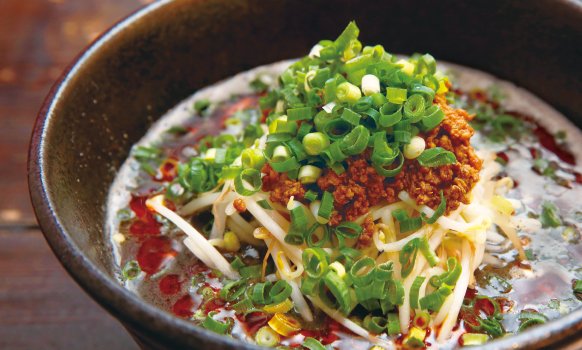 炭を使用した筑豊黒担々麺！すっきりした味わいは健康志向の方にもお勧めです！