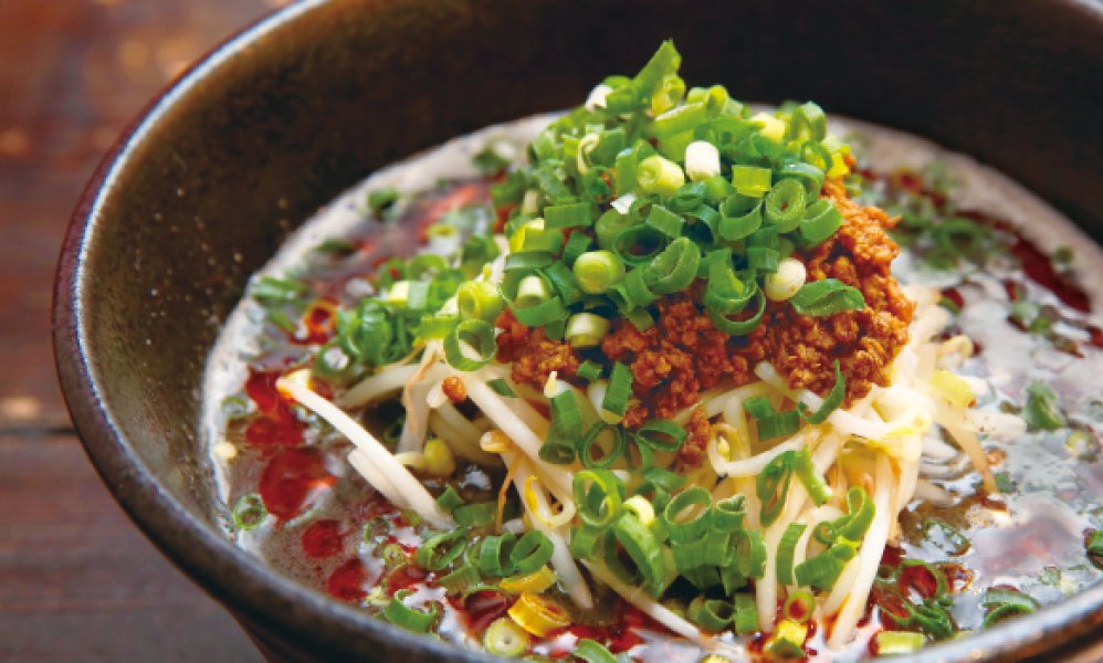 炭を使用した筑豊黒担々麺！すっきりした味わいは健康志向の方にもお勧めです！