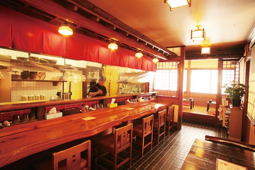 烏龍直方店の店内。カウンター、座敷、テーブル席完備。