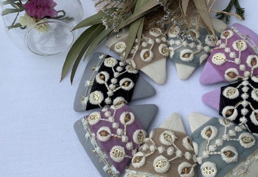 インド刺繍リボンの三角パッチンピン