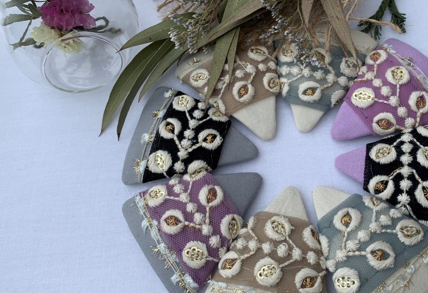インド刺繍リボンの三角パッチンピン