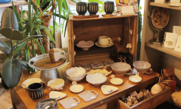 画像は、東町珈琲焙煎所+Cの店内展示の様子です