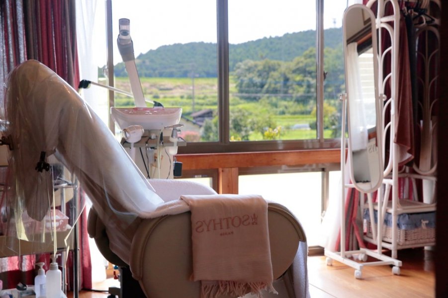 フェイシャルエステルーム。窓からは龍王山が望めます。