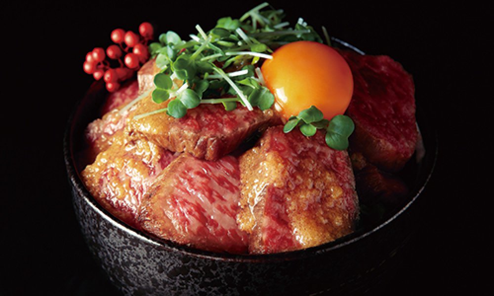 最高級筑穂牛を贅沢に盛り合わせた極上のステーキ丼（期間限定／数量限定）