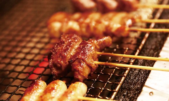 炭火でじっくり焼き上げる焼鳥は¥100から各種