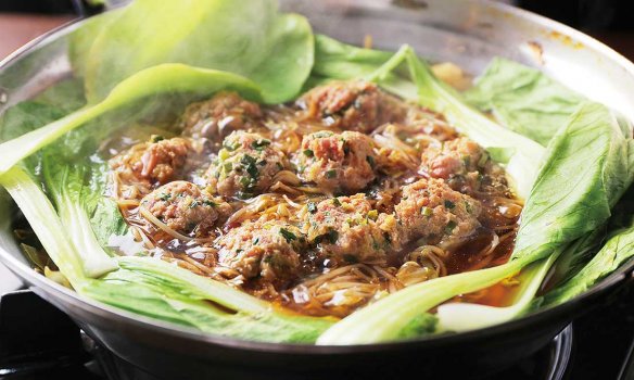 ジューシーな黒豚に地鶏の歯応えが相まった絶品つみれの「ニラ団子鍋」！