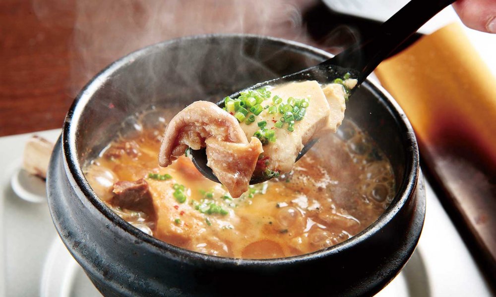 ごま豆腐とろける・もつ味噌煮込み
