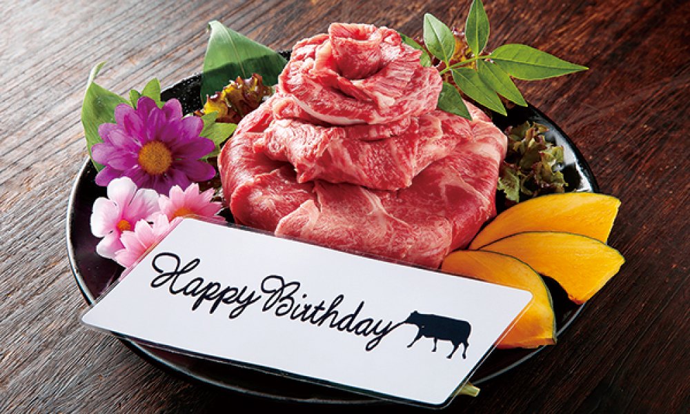 誕生日や記念日におすすめの肉ケーキ¥3,000〜（要予約）