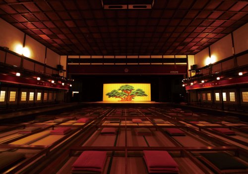 飯塚市・飯塚「嘉穂劇場」＿エンターテイナーに、地元民に愛された芝居小屋。