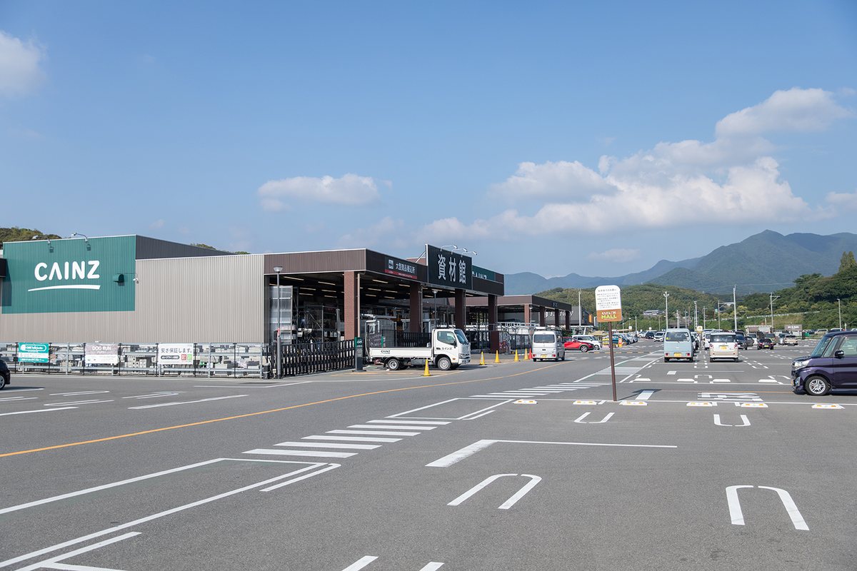 カインズ側から見たもちだんご村MALLの全景